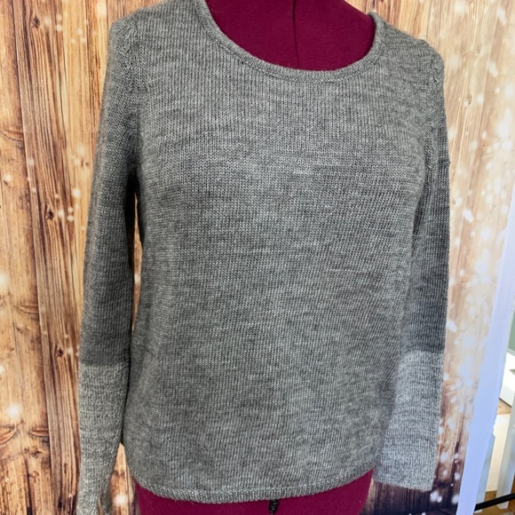 Outback Red sweater large grey cool design on back - Picture 3 of 6